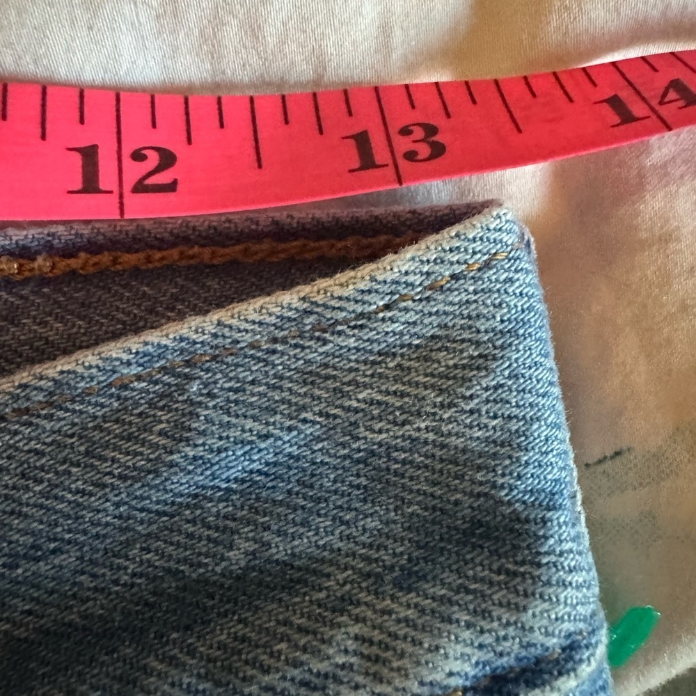 Levi’s Premium Wedgie Straight Distressed Cropped Jeans - Picture 5 of 8